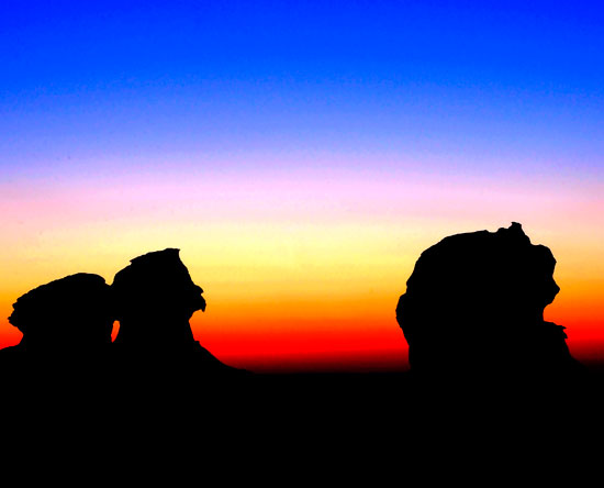 شروق-الشمس-بين-تكوينات-الصحراء-البيضاء-الصخرية