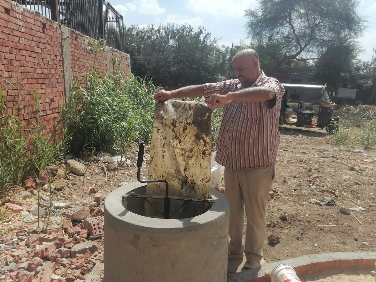 إضافة روث المواشي للوحدة لانتاج الغاز إضافة روث المواشي للوحدة لانتاج الغاز