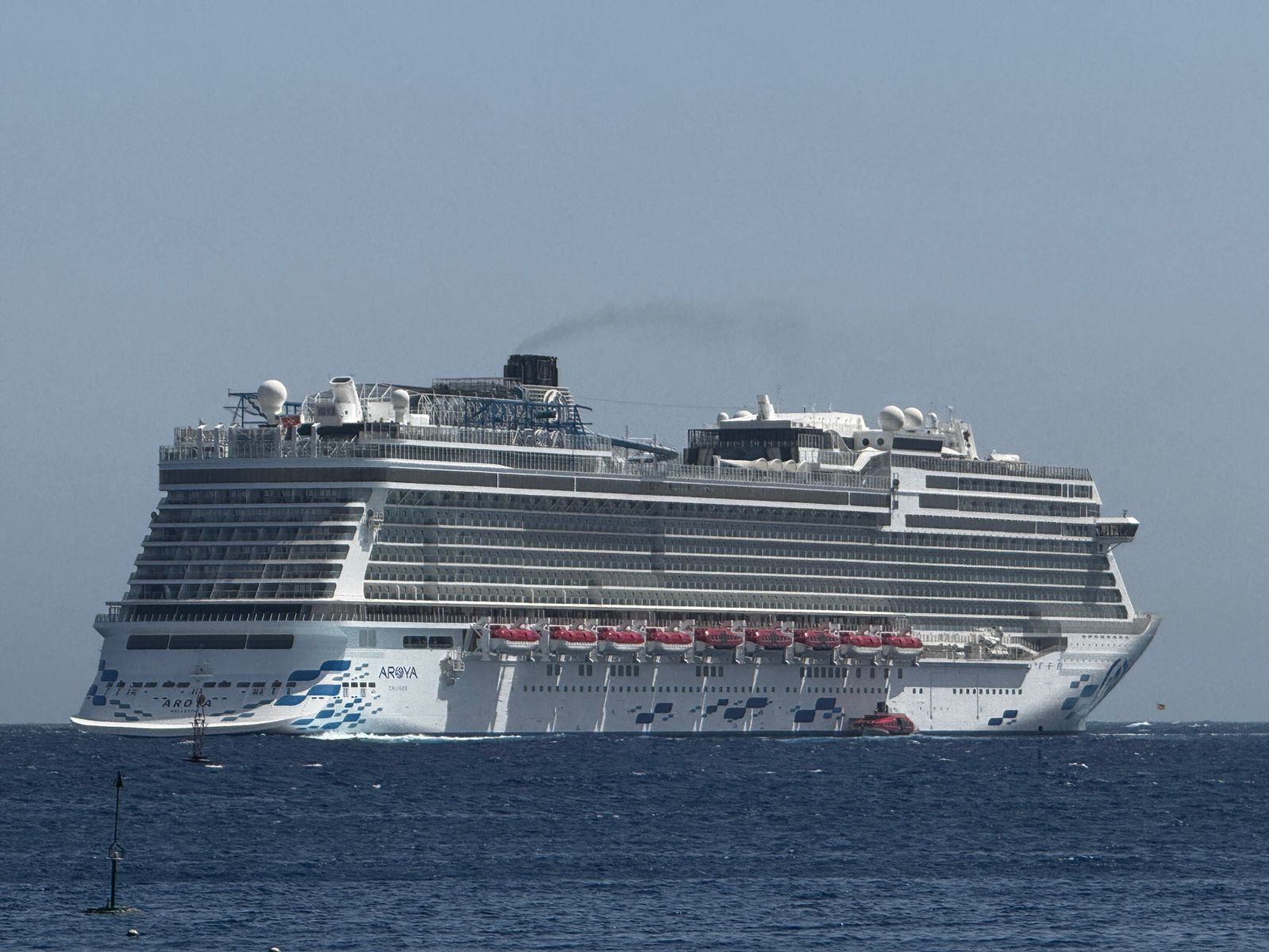 السفينة السياحية قبل دخولها مرسى علم السفينة السياحية قبل دخولها مرسى علم