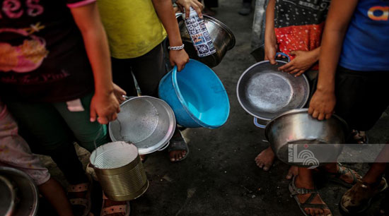 حاملين الأوانى لسد الرمق حاملين الأوانى لسد الرمق