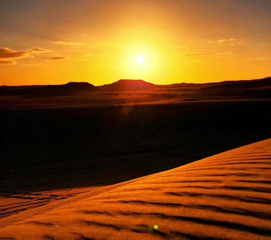 مشهد-شروق-الشمس-فى-الصحراء-البيضاء-