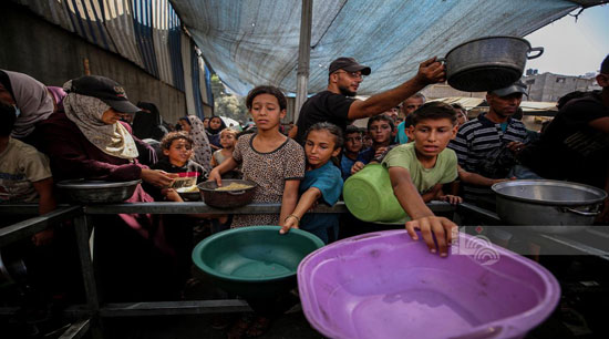 أطفال بأوانى فارغة أطفال بأوانى فارغة