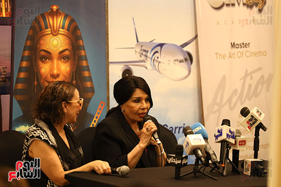 الفنانة فردوس عبد الحميد خلال الندوة