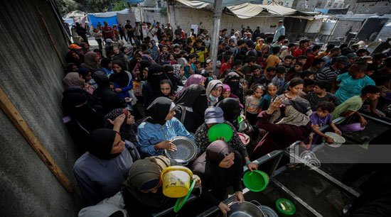 طوابير الحصول على الطعام فى غزة طوابير الحصول على الطعام فى غزة