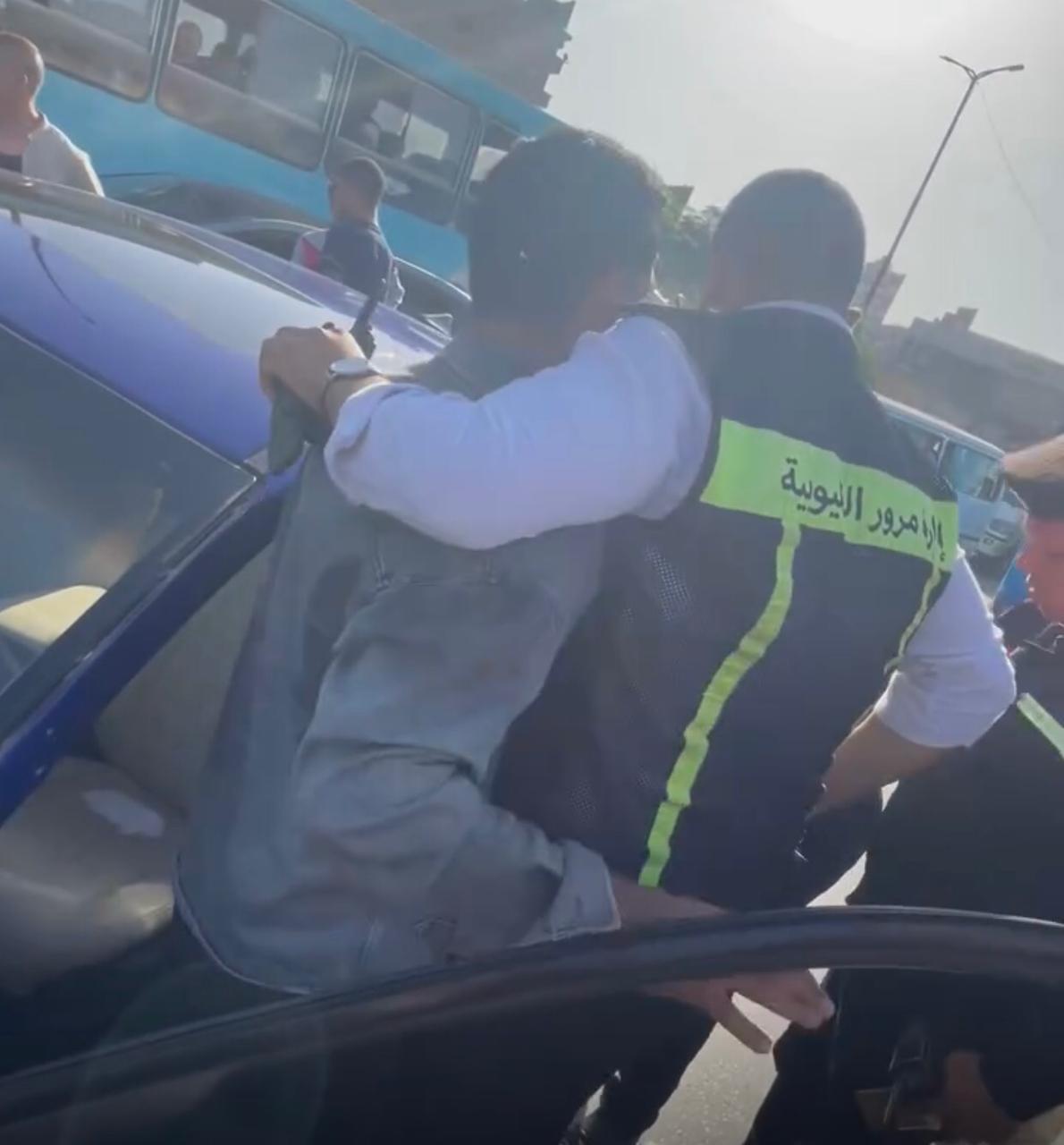 ضابط يضبط سائقًا متهورا (2)