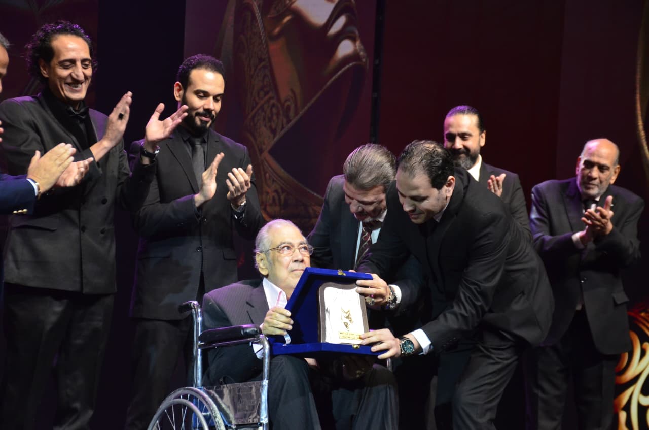 تكريم صبرى عبد المنعم فى مهرجان نقابة المهن التمثيلية للمسرح (3)