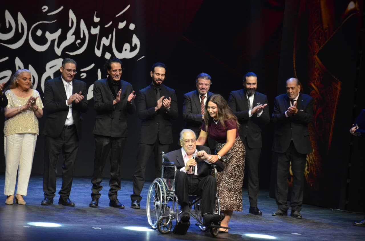 تكريم صبرى عبد المنعم فى مهرجان نقابة المهن التمثيلية للمسرح (4)