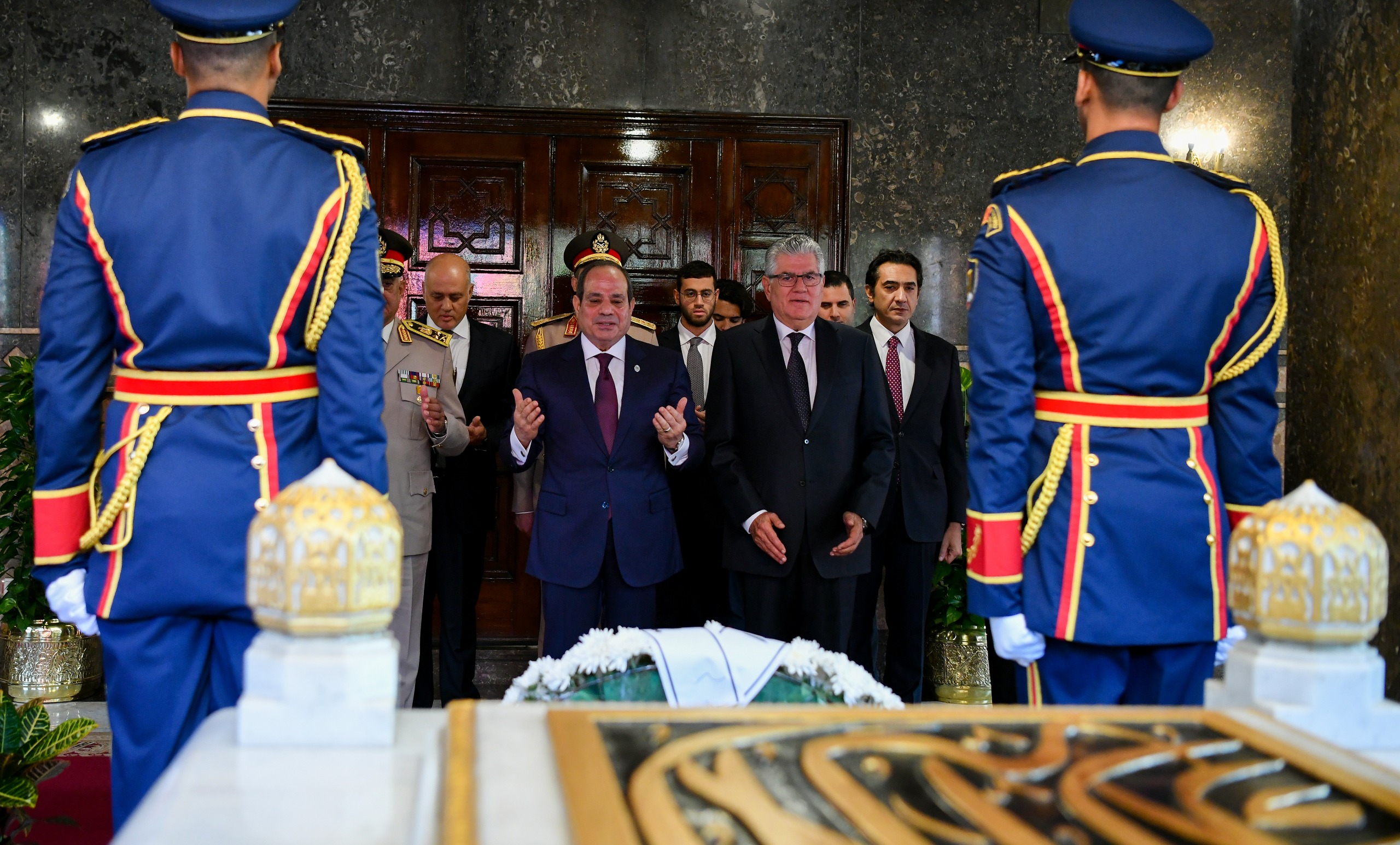 الرئيس السيسي يزور النصب التذكارى وقبرى عبد الناصر والسادات (6)