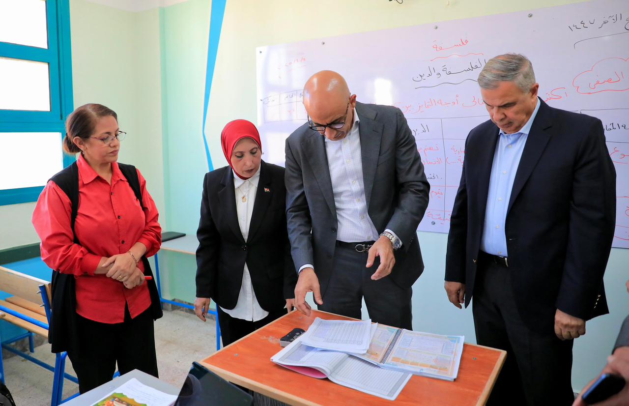 وزير التعليم خلال الجولة وزير التعليم خلال الجولة