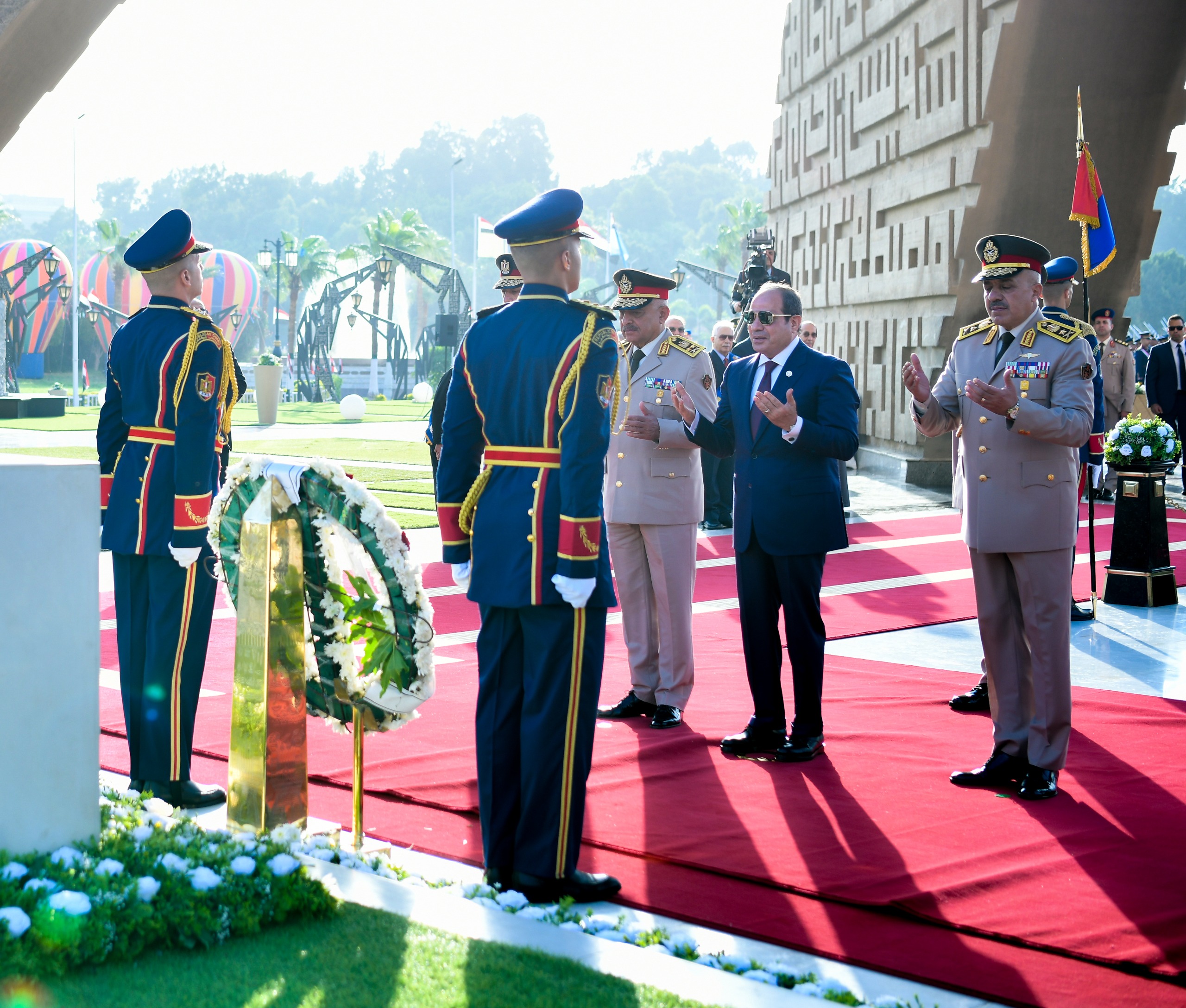 الرئيس السيسي يزور النصب التذكارى وقبرى عبد الناصر والسادات (3)