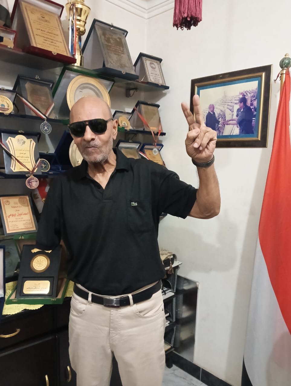 البطل اسماعيل بيومى يرفع يده بعلامة النصر البطل اسماعيل بيومى يرفع يده بعلامة النصر