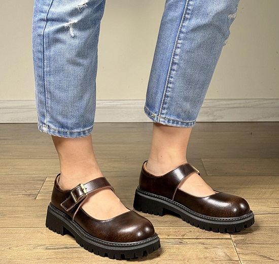 حذاء بالابزيم