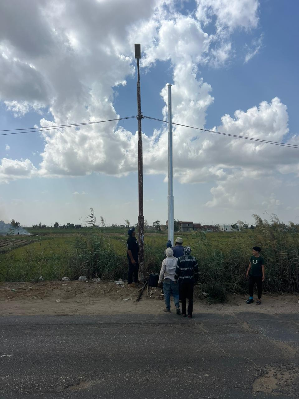 تركيب أعمدة بطريق الخاشعة بلطيم