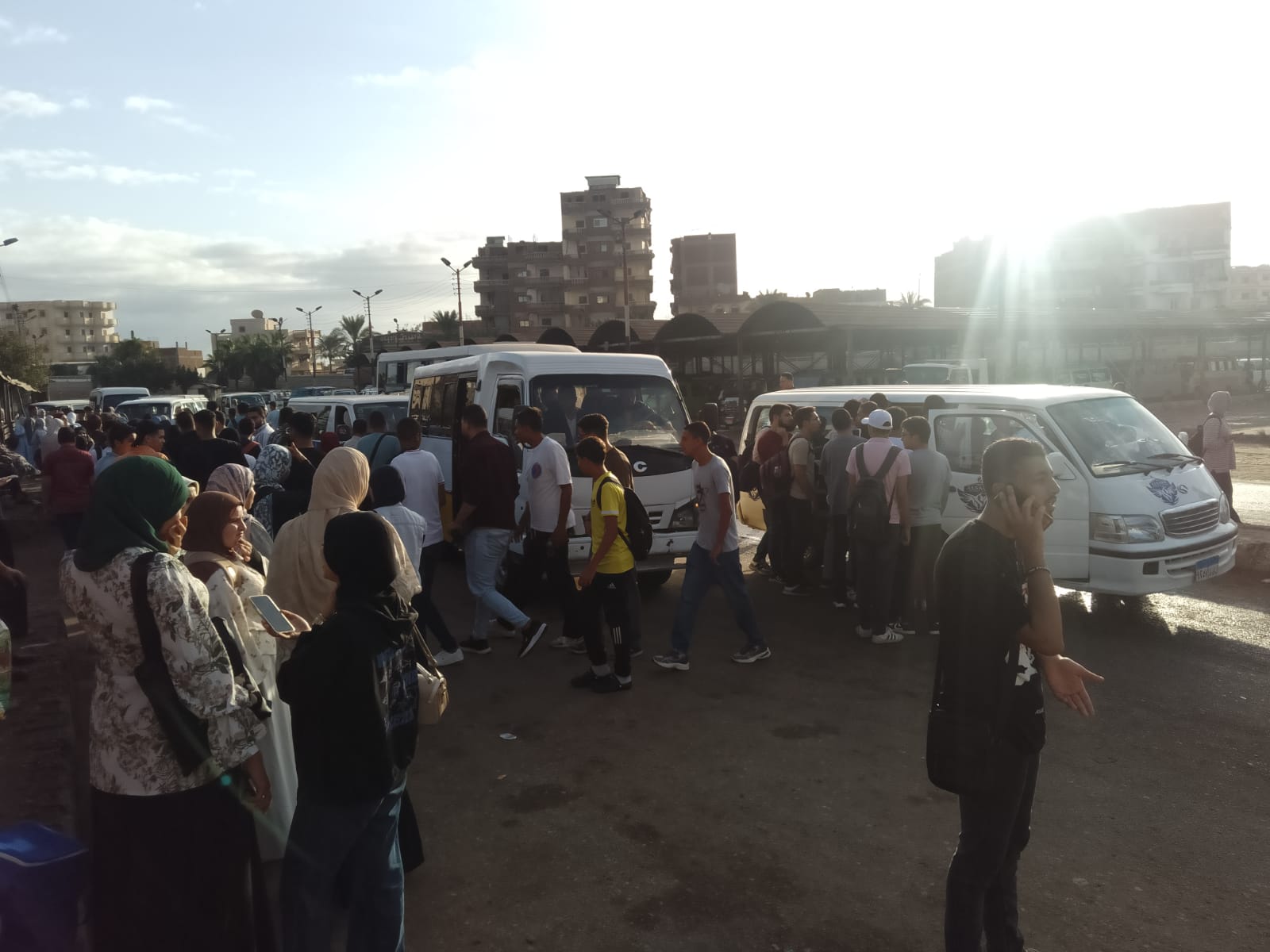 توفير سيارات لنقل الطلاب والموظفين