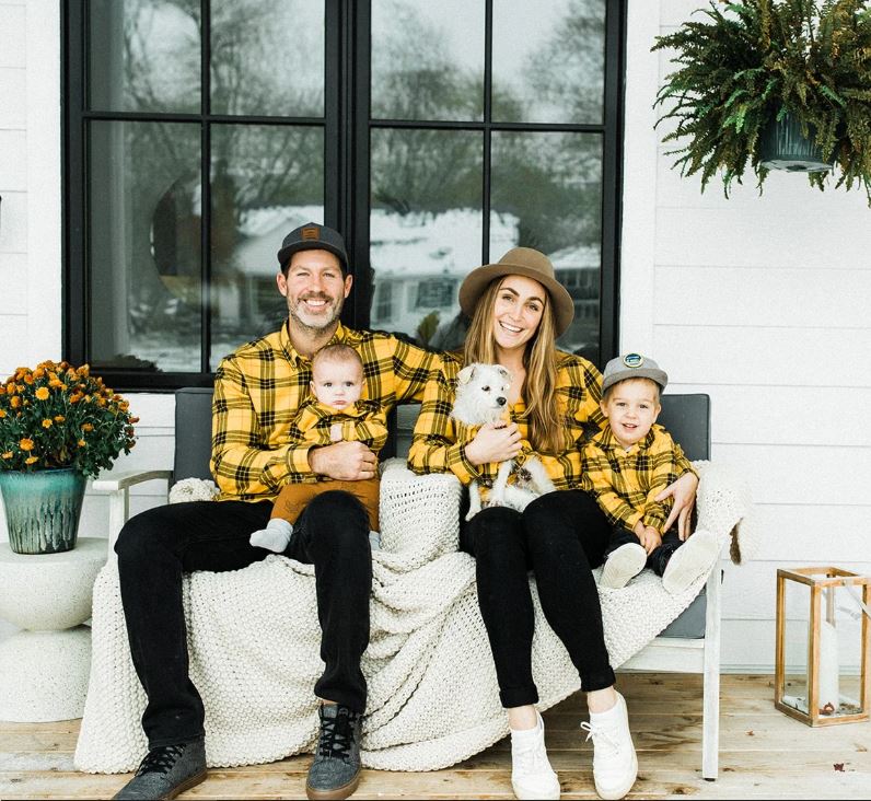 أسرة مع كلبهم