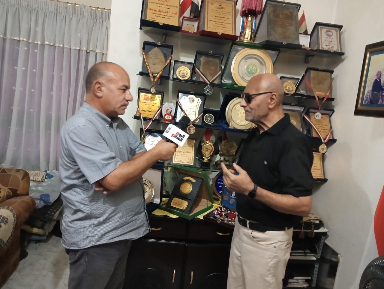 البطل يتحدث للزميل صبرى غانم البطل يتحدث للزميل صبرى غانم