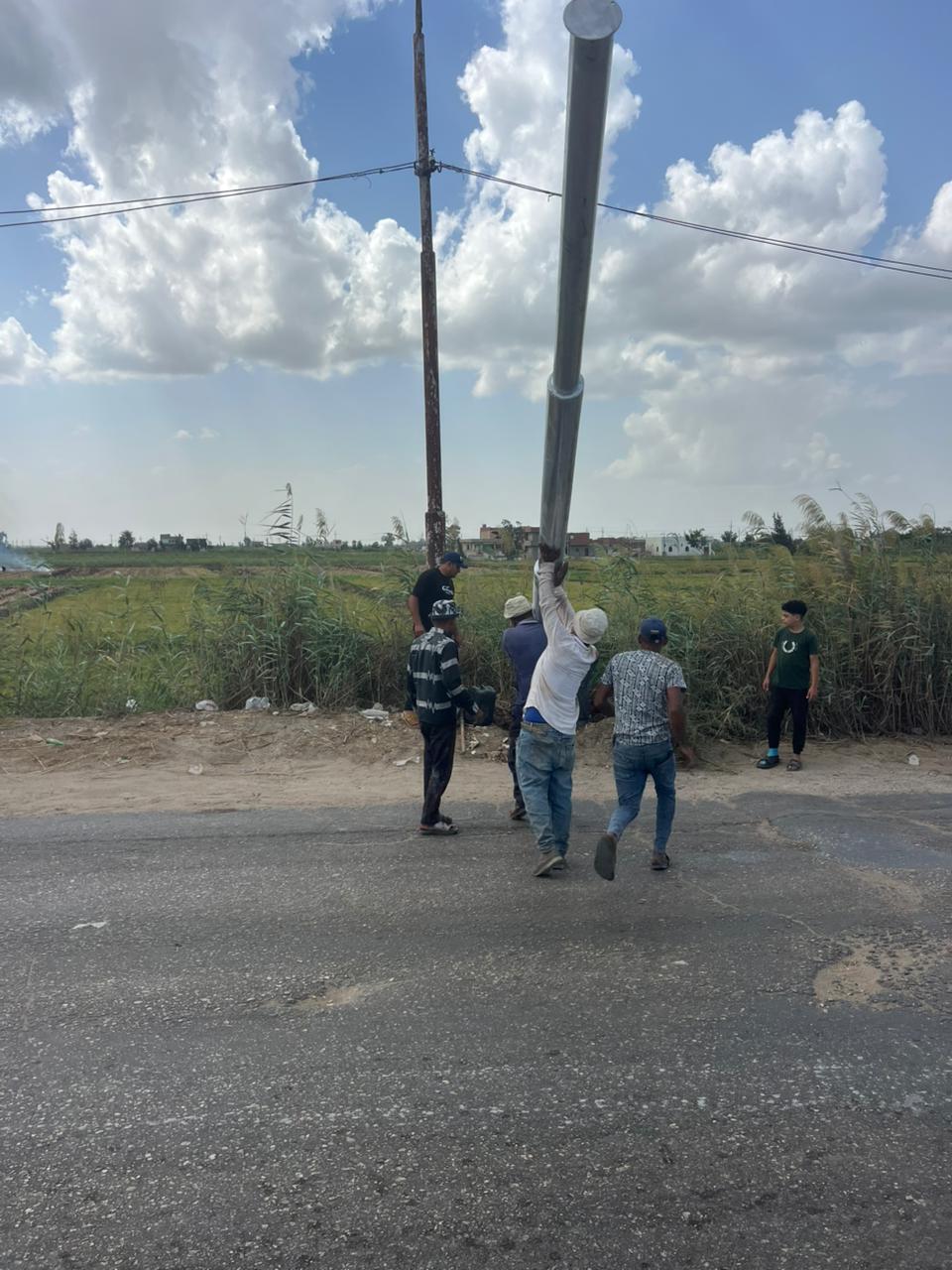 تركيب عمدة جديدة بطريق الخاشعة بلطيم