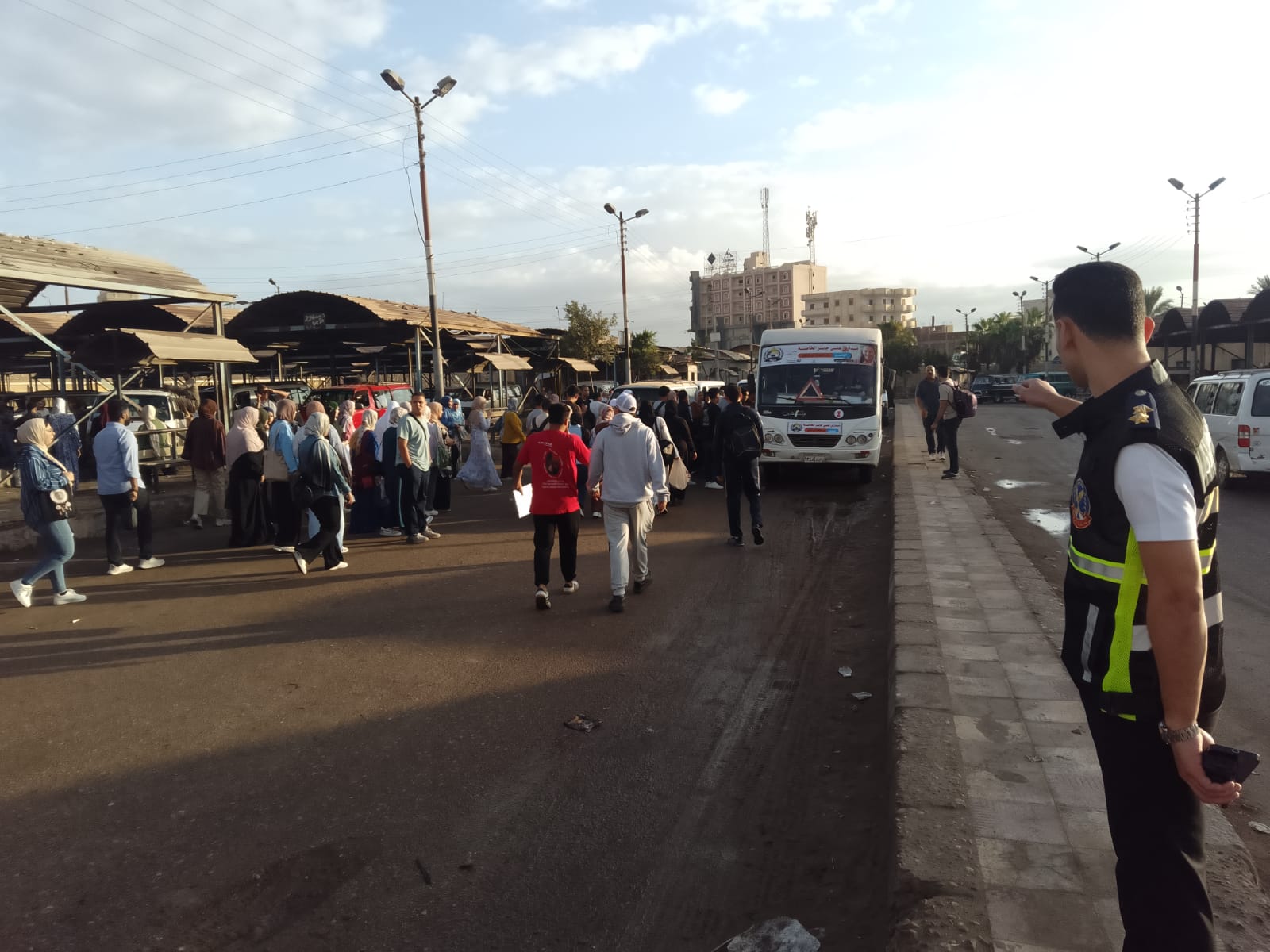 توفير اتوبيسات لنقل الطلاب والموظفين