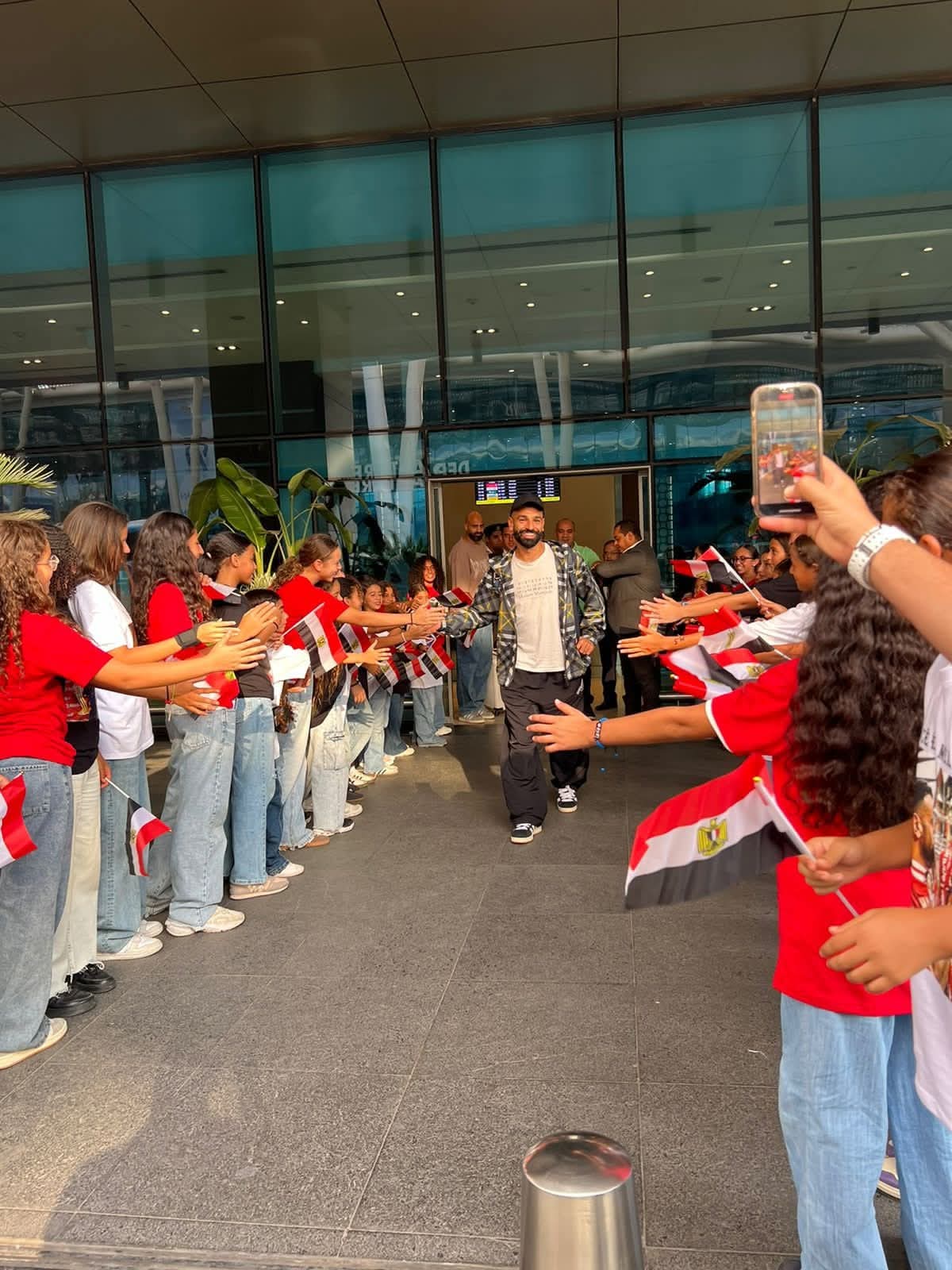 محمد صلاح بمطار القاهرة الدولى