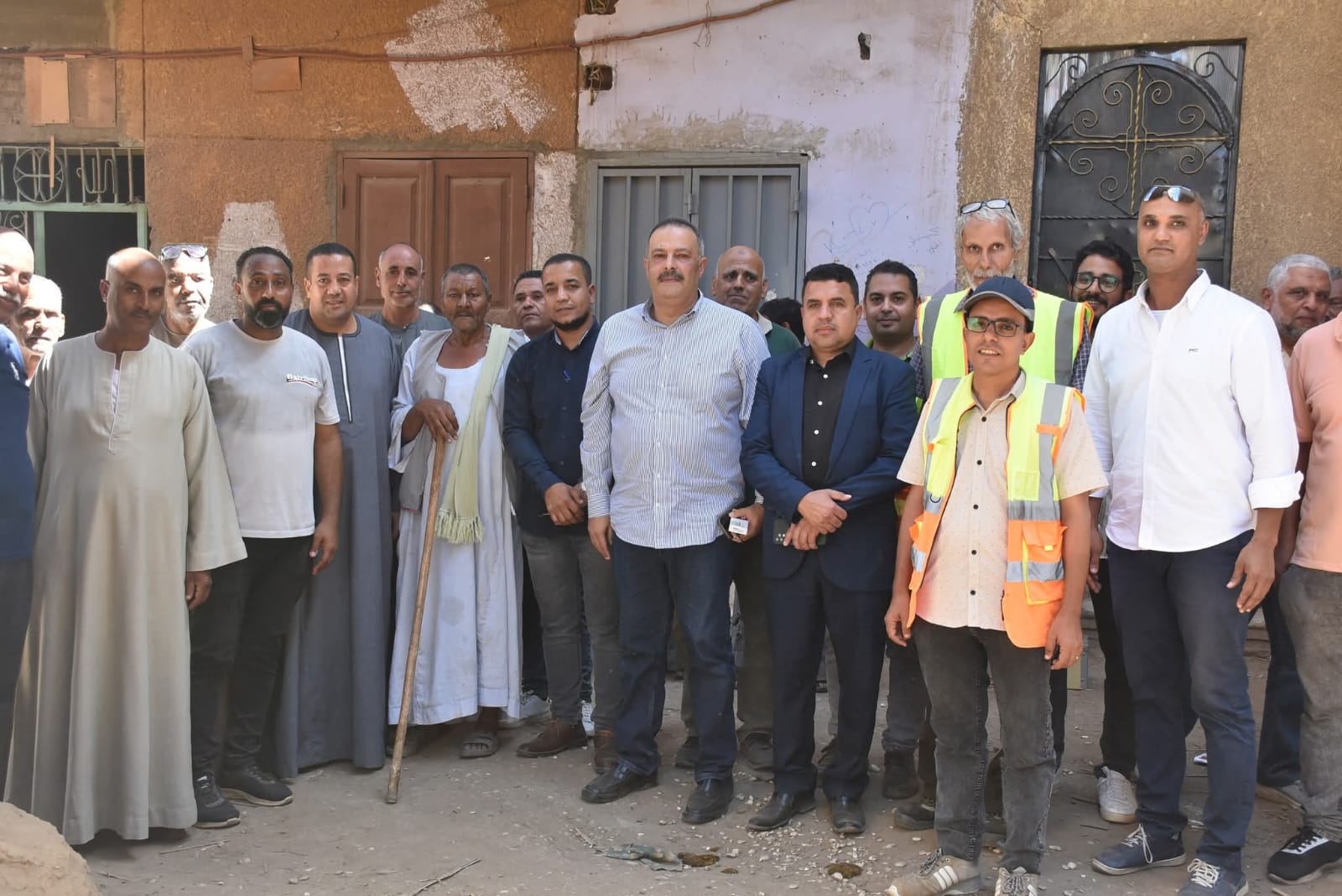 رئيس شركة مياه الأقصر يتابع العمل بشبكات الصرف الصحي بالعديسات بحري