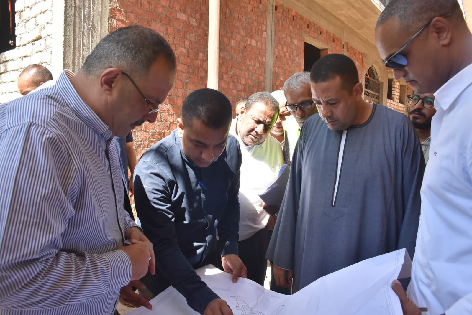 جانب من متابعة العمل بشبكات الصرف الصحي بالعديسات بحري