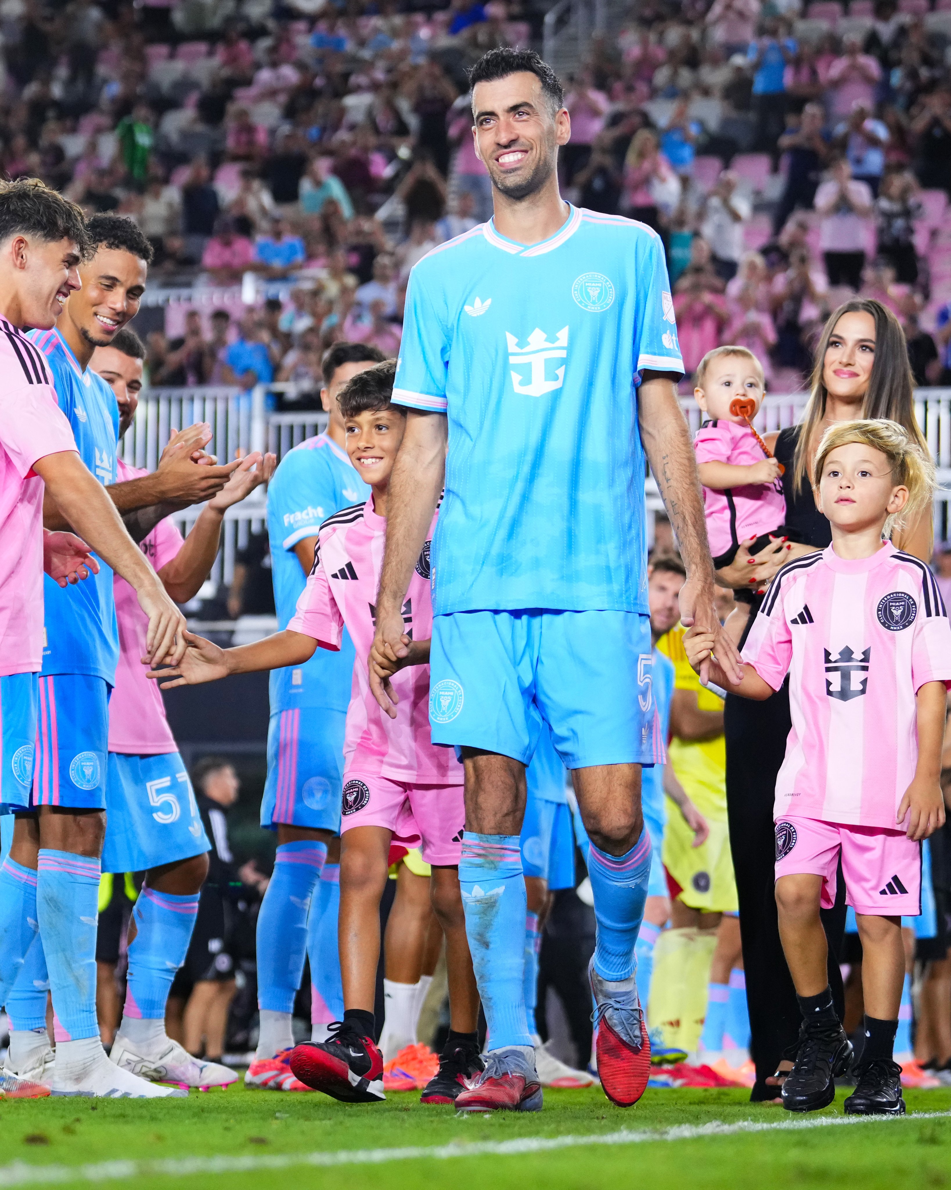 بوسكيتس وعائلته في الممر الشرفي