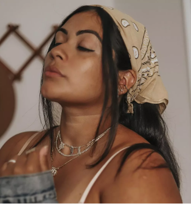 مع خصلات الشعر 