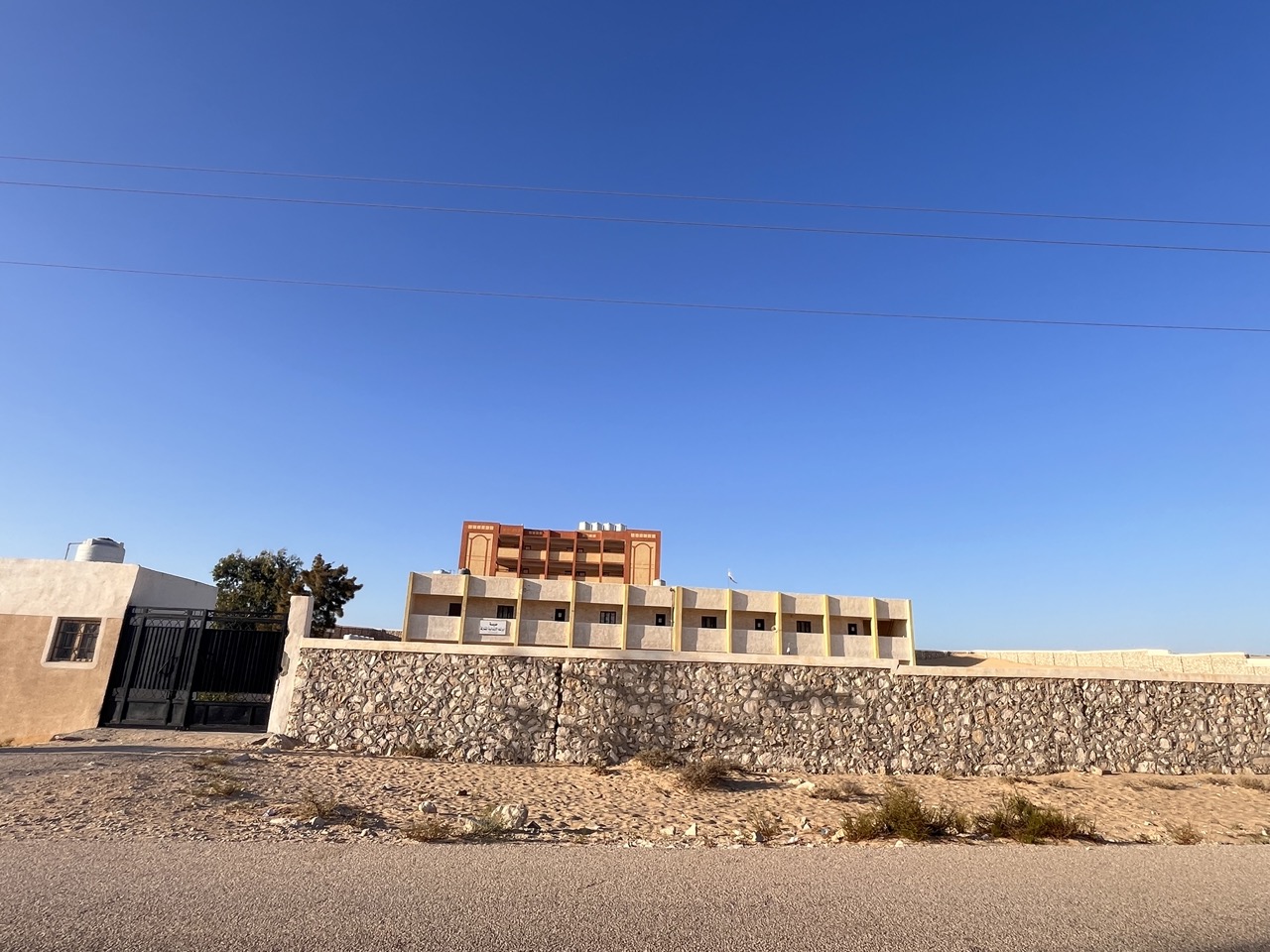 مدارس تنتشر في المكان