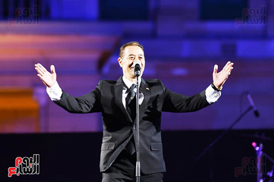 مدحت صالحيبدأ الحفل