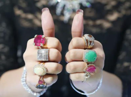 ارتداء الاحجار الكريمة