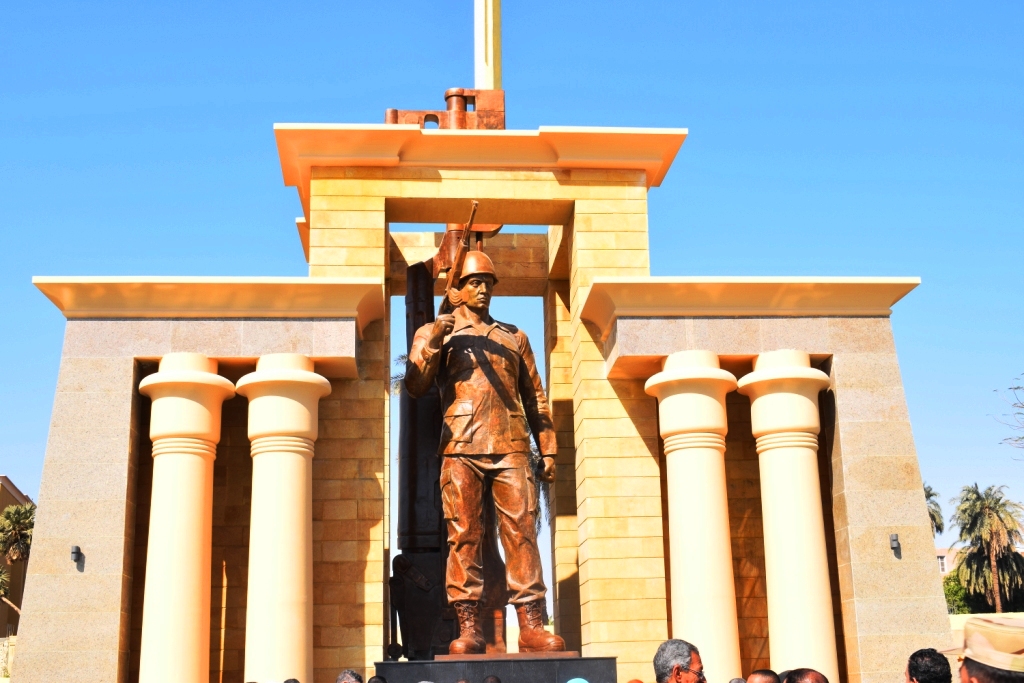 نصب تذكاري يسجل قائمة 48 بطلاً من شهداء الجيش والشرطة