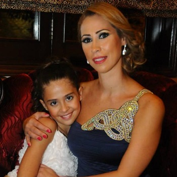 صورة من طفولتها مع والدتها