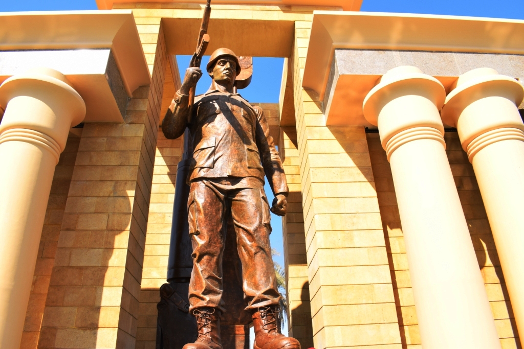 تصميم نصب تذكاري يسجل قائمة 48 بطلاً من شهداء الجيش والشرطة