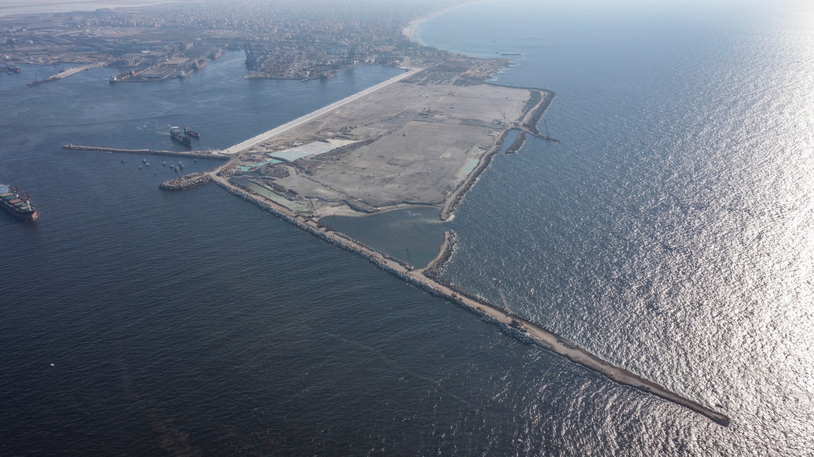 جانب من الميناء جانب من الميناء