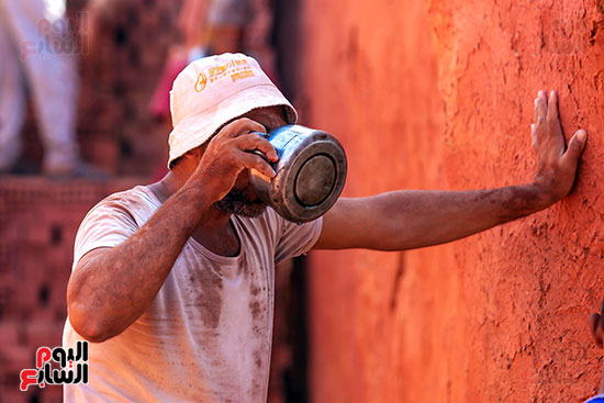 احد العمال يروى عطشه احد العمال يروى عطشه