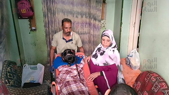 الطفلة-مع-أسرتها-بالمنزل الطفلة-مع-أسرتها-بالمنزل