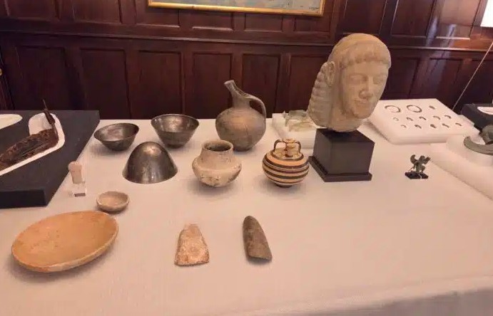 استعادة قطع أثرية يونانية