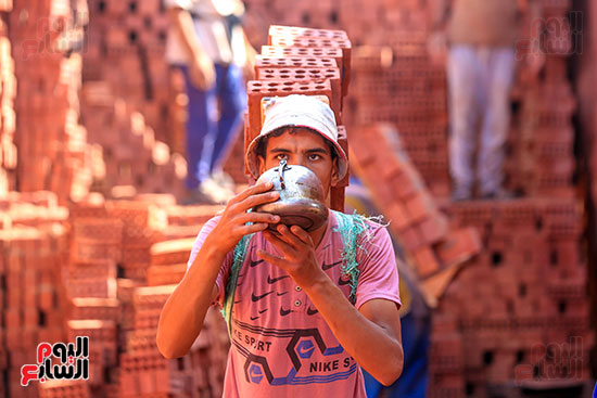 عامل نقل الطوب يروى عطشه عامل نقل الطوب يروى عطشه