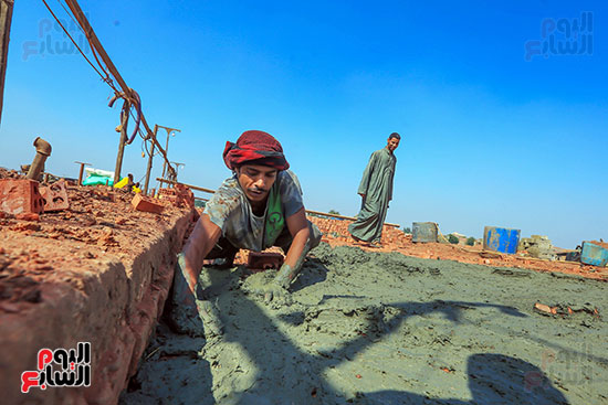 وضع الطين على الطوب قبل الحرق وضع الطين على الطوب قبل الحرق