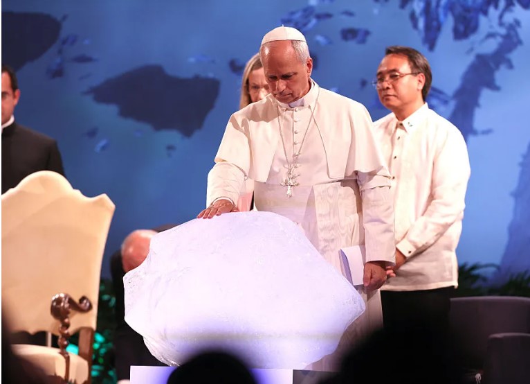 بابا الفاتيكان يبارك قطعة جليد