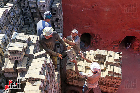 عمال صناعة الطوب الاحمر عمال صناعة الطوب الاحمر