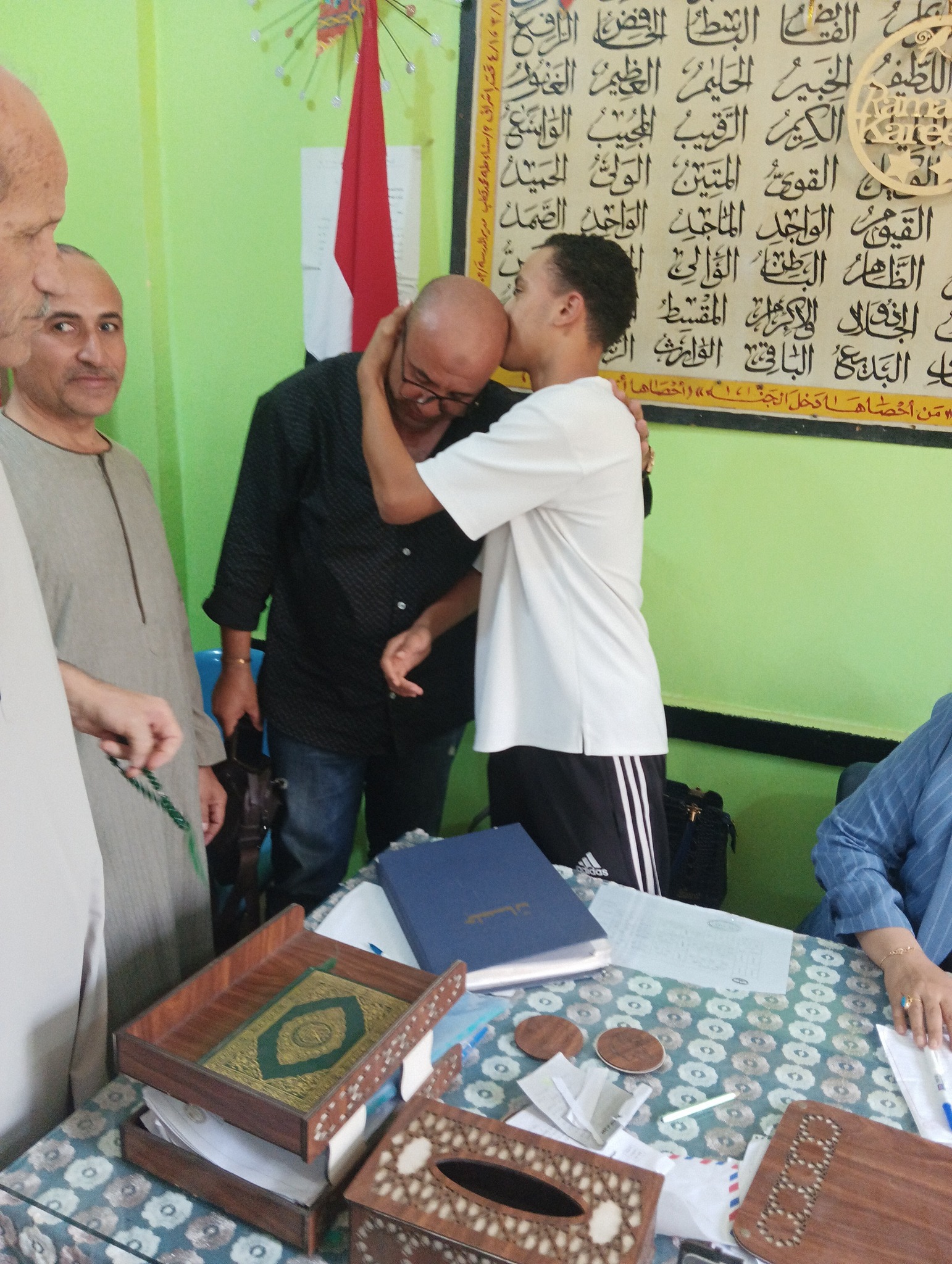 الطالب يعتذر للمعلم ويقبل رأسه الطالب يعتذر للمعلم ويقبل رأسه