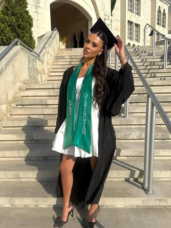 ملكة جمال لبنان بيرلا حرب خلال حفل تخرجها