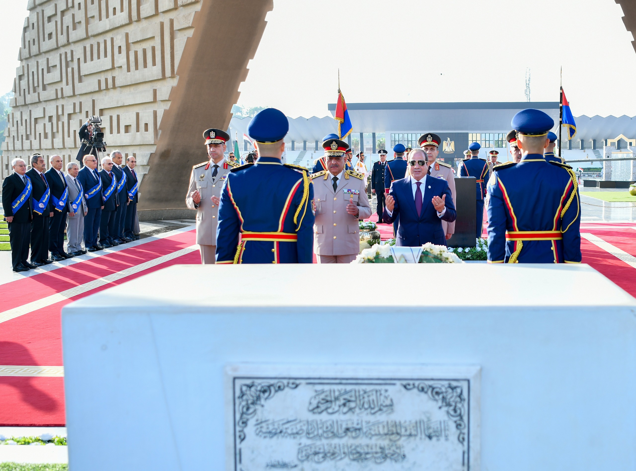 الرئيس السيسي يزور النصب التذكارى وقبرى عبد الناصر والسادات (1)