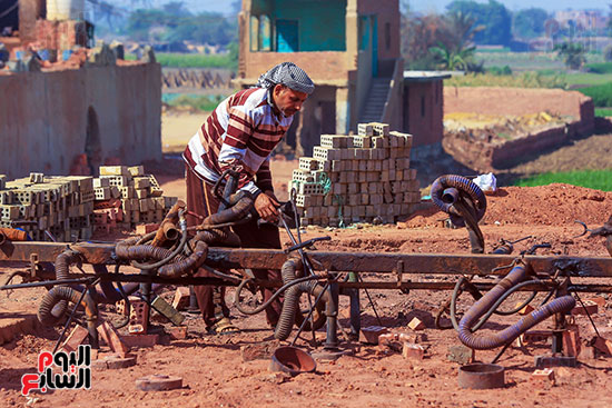 قيام العامل بحرق الطوب قيام العامل بحرق الطوب