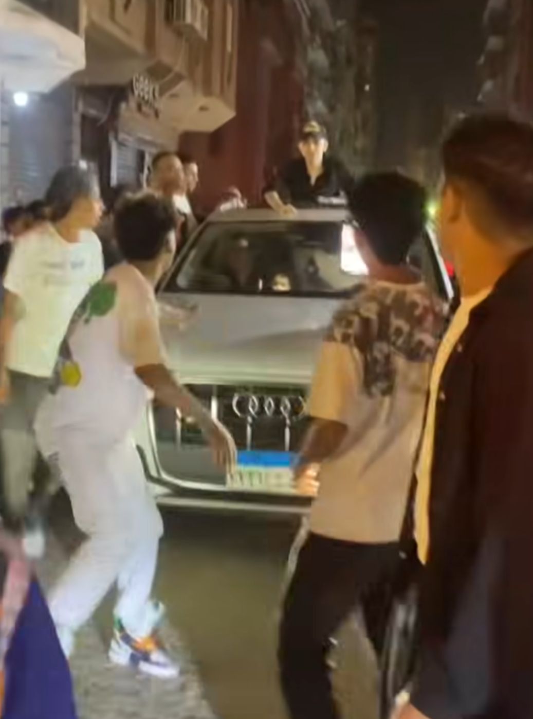 خروج المطرب سامر المدني من محبسه (2)