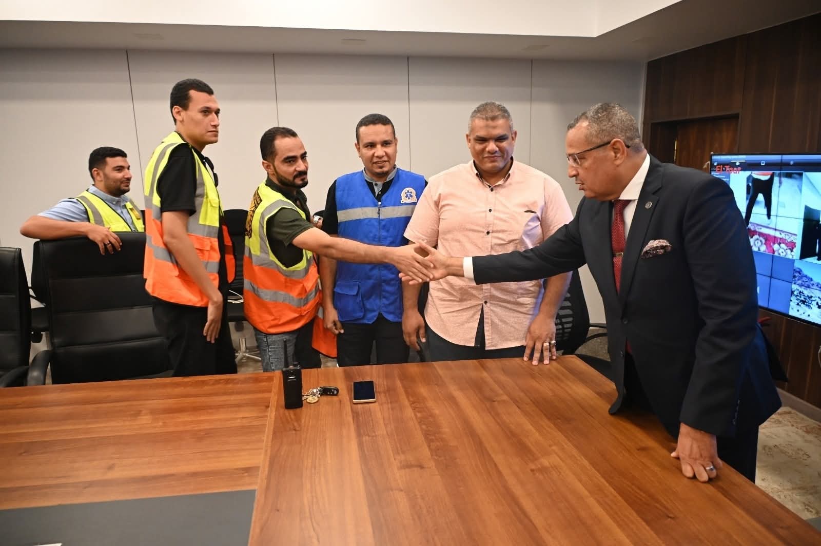 محافظ جنوب سيناء يتفقد الشبكة الوطنية للطوارئ والسلامة (1)