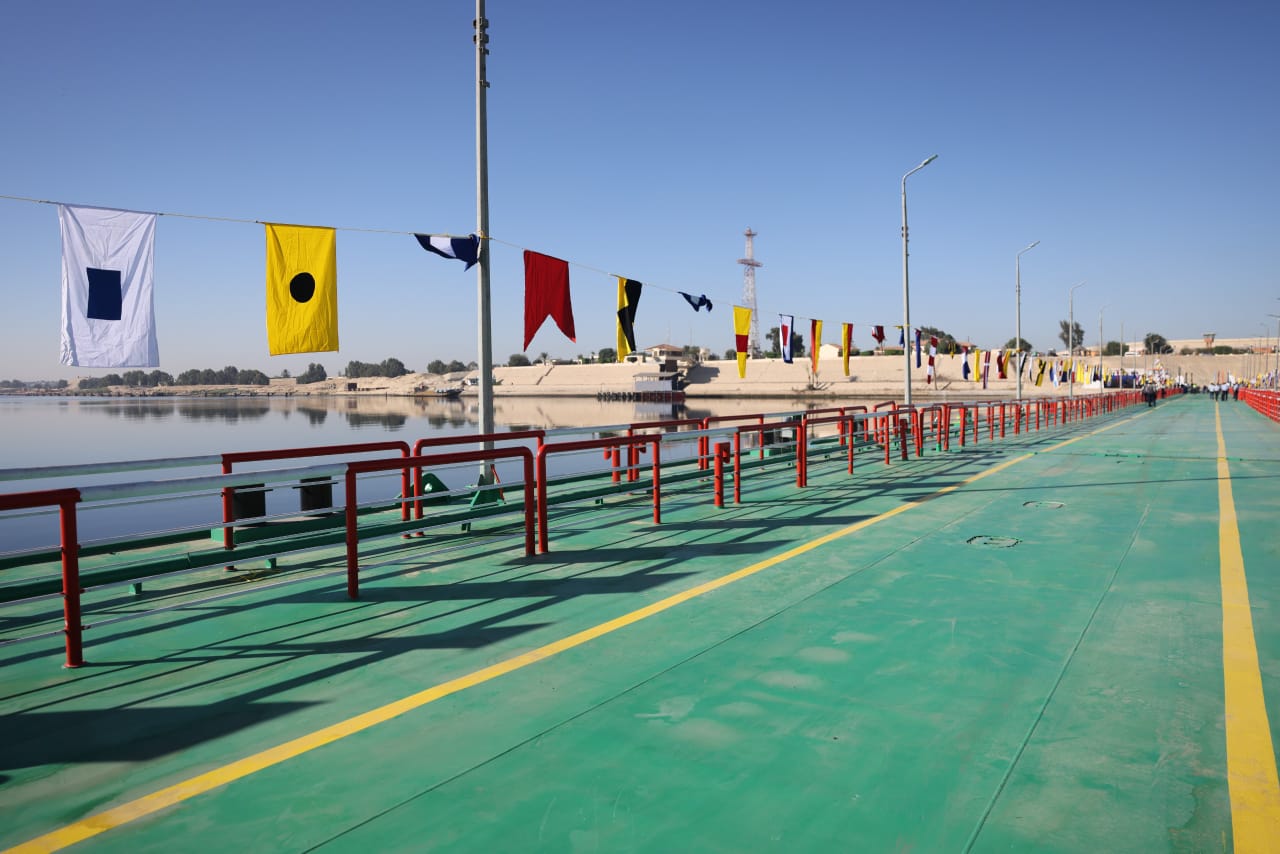 أسامة ربيع ومحافظ الإسماعيلية يشهدان افتتاح كوبرى الشهيد أمير عوض الله العائم (5)