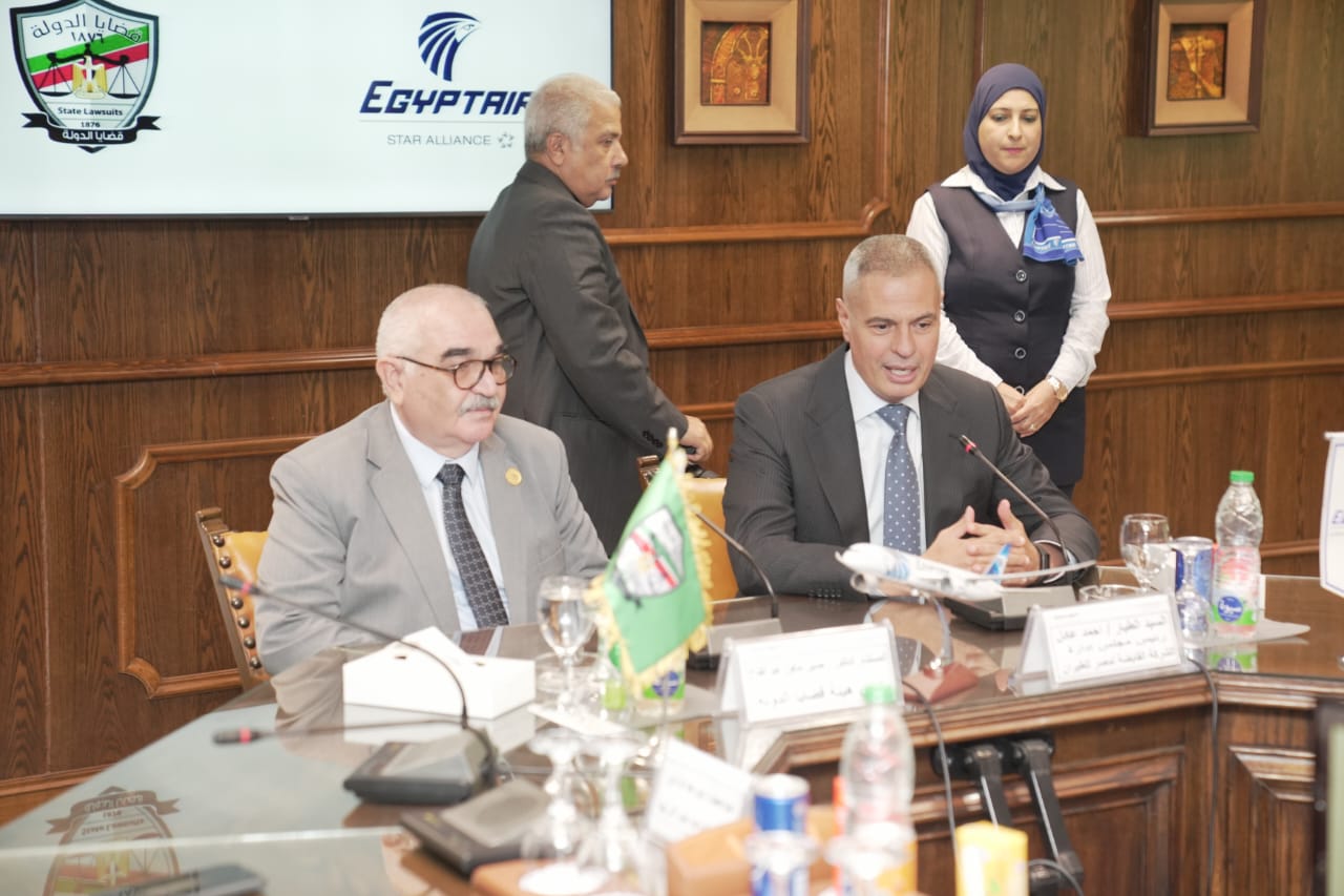 رئيس هيئة قضايا الدولة يزور وزير الطيران (6)