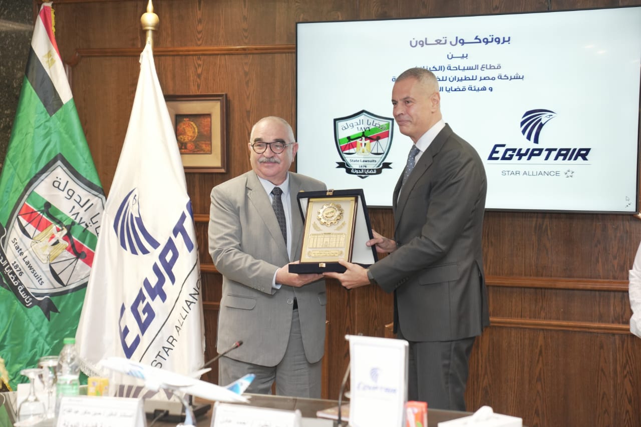 رئيس هيئة قضايا الدولة يزور وزير الطيران (4)